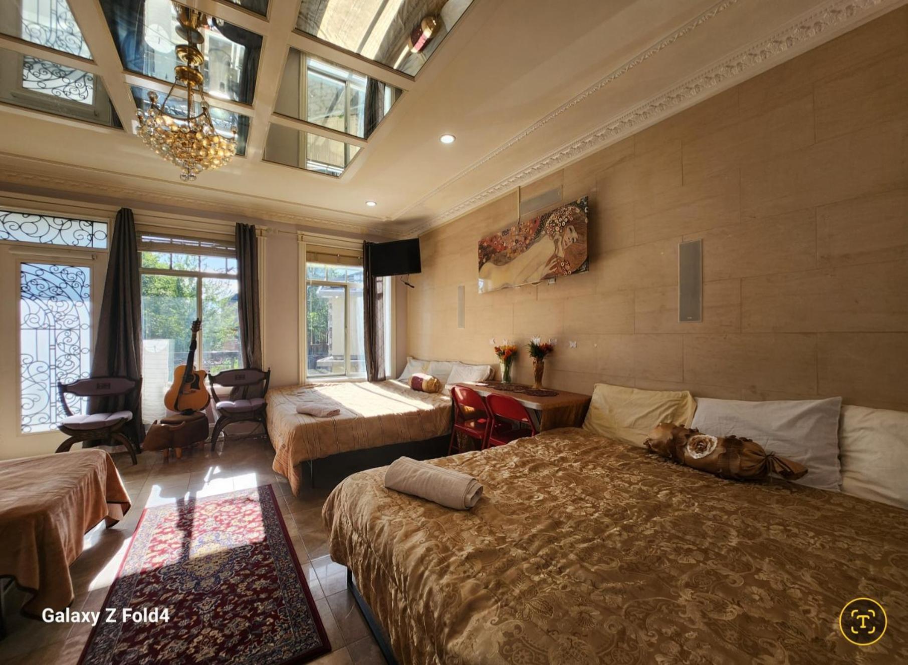 Empress Madani Palace Hotel Surrey Eksteriør billede